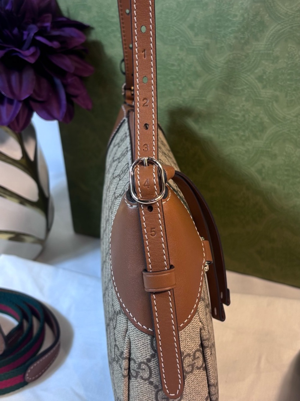 Stunning New Gucci Emblem 2 Way - Picture 4 of 15